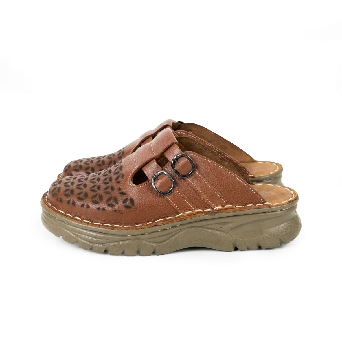 سابوه جلد طبيعيسابوه حريمي جلد طبيعي لون هافان بخياطة هاند ميد ونعل طبي مريح مع كعب 2 سم